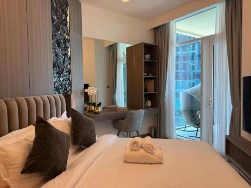 Stylish 2BR - Burj Khalifa - Waterfront View - Fully Furnished