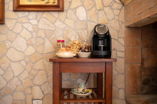 een tafel met een koffiezetapparaat en eten erop bij Agriturismo La Stornara in Ginosa Marina