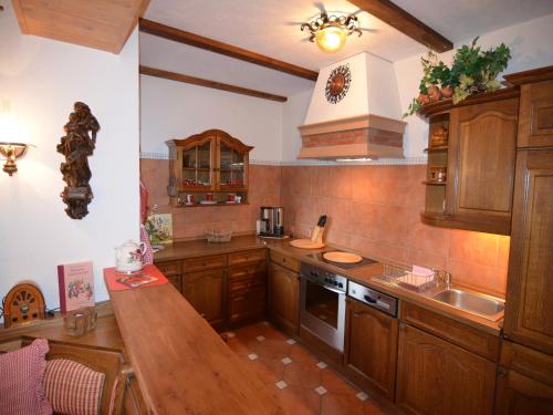 Kuchyň nebo kuchyňský kout v ubytování Quaint Apartment in Zeil am Main with Terrace