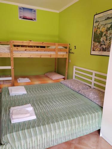 two bunk beds in a room with green walls at MaMaViHouse in Rome