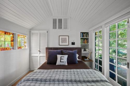 Postel nebo postele na pokoji v ubytování Idyllic Mill Valley cottage next to Muir Woods