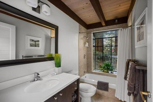 Koupelna v ubytování Idyllic Mill Valley cottage next to Muir Woods