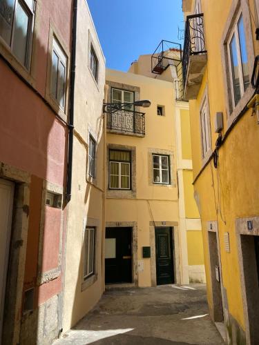 Lisbon Apartment, Historic Charm & Cosy Living in Old Santana Hill