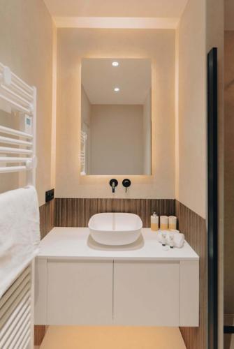 une salle de bain avec un lavabo et un miroir dans l'établissement T2 Neuf et chic à deux pas de la Croisette, à Cannes