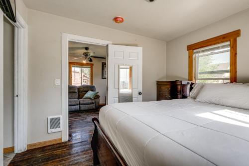 Postel nebo postele na pokoji v ubytování 3 Mi to University of Oregon Cozy Home