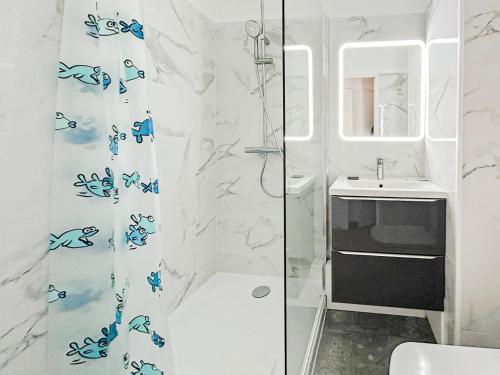 une salle de bain avec douche et lavabo dans l'établissement Élégance Azuréenne - piscine et parking, à Villefranche-sur-Mer