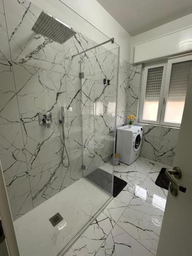 a bathroom with a shower with a glass at Free Parking Elmi - due passi dal Lago Maggiore in Arona