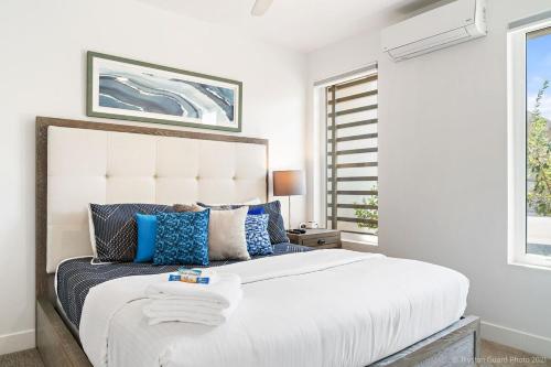 Un dormitorio con una gran cama blanca con almohadas azules. en Abbys Retreat At The Lofts of Green Valley, en St. George