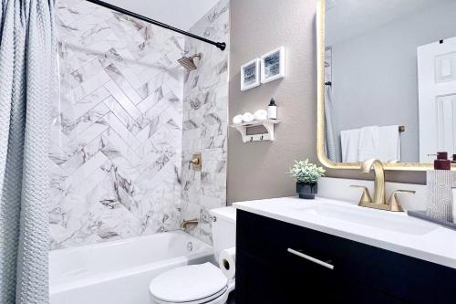 un bagno con lavandino, vasca e WC di Tulum Stay at Austin by The Key Rentals ad Austin
