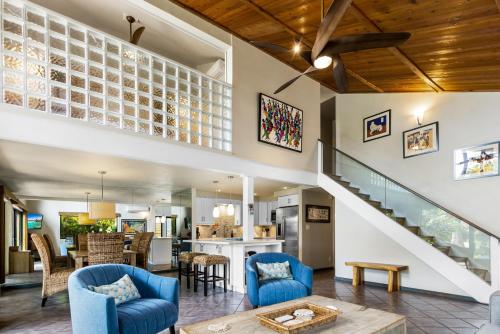 A seating area at Stunning Koa Resort 3bd Villa with private Jet Spa