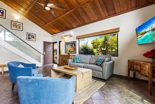 A seating area at Stunning Koa Resort 3bd Villa with private Jet Spa