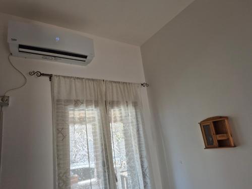 a room with a window and a air conditioner at Nonno Gigi in Leuca