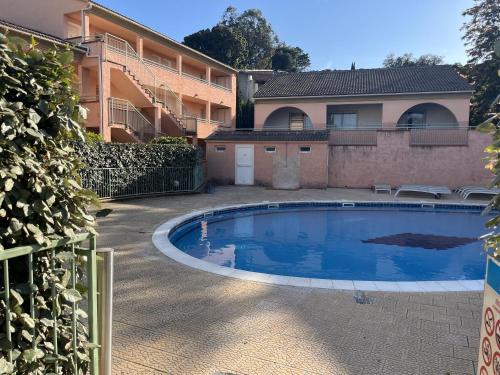 une piscine devant un immeuble dans l'établissement Les jardins de la mer marine de Bravone, à Linguizzetta