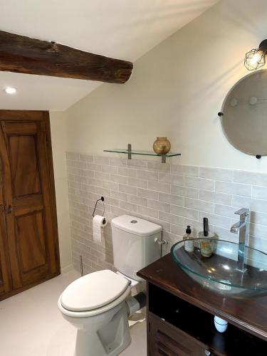 une salle de bain avec toilettes et lavabo dans l'établissement Casa Poli - village house with terrace, à Eyguières