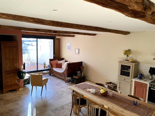 un salon avec une table et un canapé dans l'établissement Casa Poli - village house with terrace, à Eyguières
