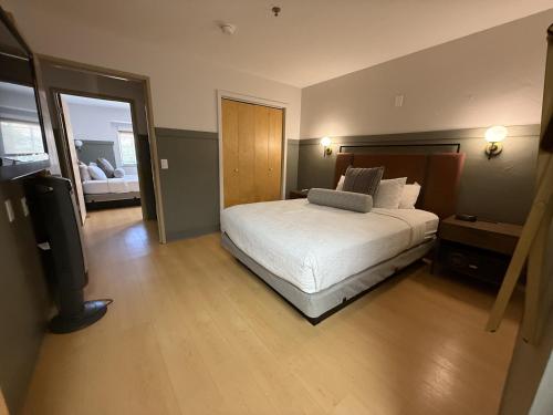 a bedroom with a bed and a television in it at River Canyon Lodge in Moab