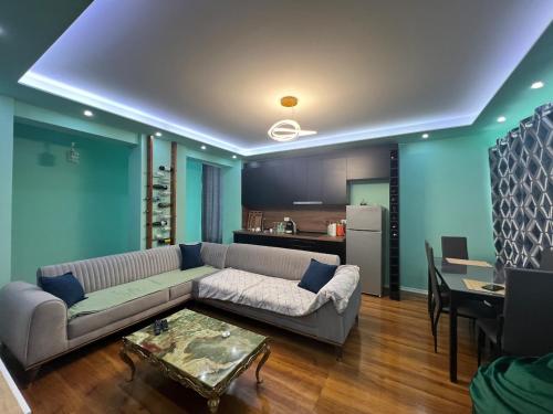 O bucătărie sau chicinetă la 2 Bedroom Apartment in Saranda