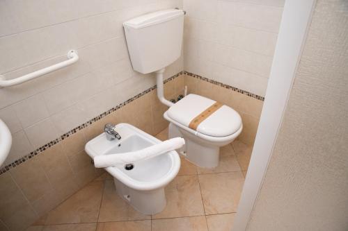 a bathroom with a toilet and a sink at Agriturismo Valle Isola "La Tana del Gusto" in Comacchio