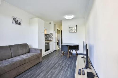 un salon avec un canapé et une table dans l'établissement Superbe 2 pièce tout confort - AC, piscine, Park, à Villefranche-sur-Mer