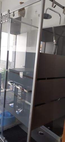un bureau vide dans un bureau avec une fenêtre dans l'établissement Chambre 21m2, à Sigean