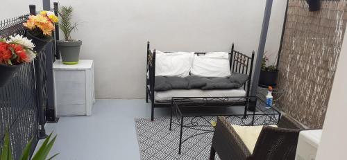 - un balcon avec une chaise et un oreiller dans l'établissement Chambre 21m2, à Sigean