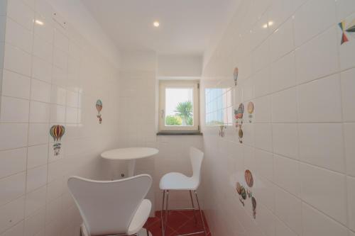 a white room with a table and two chairs at Aria Rooms in Procida