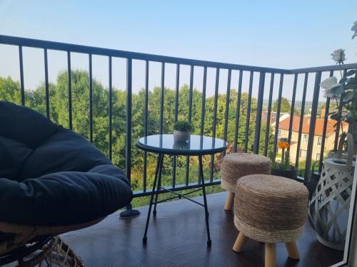 a balcony with a table and chairs on a balcony at Appartement moderne confortable in Blois