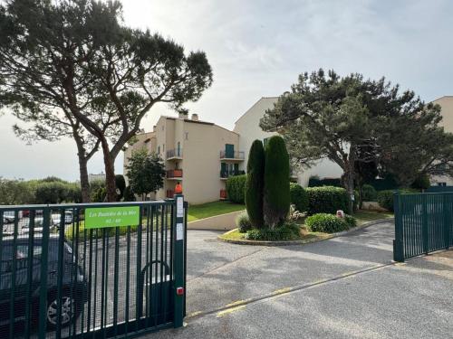 une porte en face d'une maison arborée dans l'établissement Superb apartment in provenzal residence with pool, à Antibes