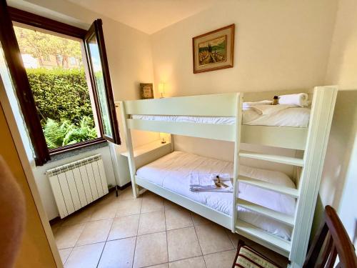 zwei Etagenbetten in einem Zimmer mit Fenster in der Unterkunft Casa Lago in Bellagio in Bellagio