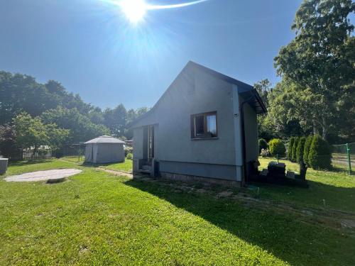 ÚdliceにあるPeaceful chalet close to downtownの太陽の背後にある庭の小さな家