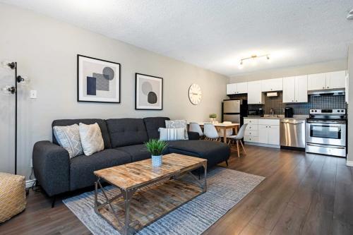 ein Wohnzimmer mit Couch und Tisch in der Unterkunft The Moose Lodge - Modern Condo in Collingwood in Collingwood
