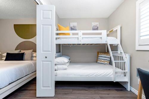 Cama o camas de una habitación en The Moose Lodge - Modern Condo in Collingwood