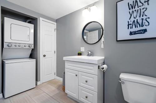 Un baño de The Moose Lodge - Modern Condo in Collingwood