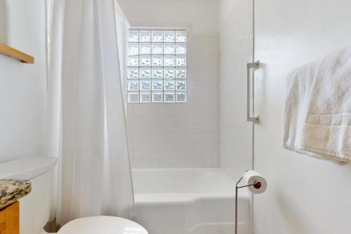 ein weißes Badezimmer mit Dusche und Toilette in der Unterkunft Living the Coronado Dream in Phoenix