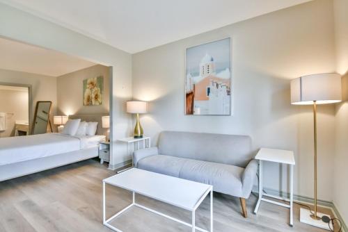 Ένα ή περισσότερα κρεβάτια σε δωμάτιο στο King Studio Suite at Highland Estates-Heated Pool