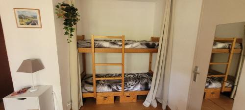 une chambre avec trois lits superposés dans une pièce dans l'établissement Studio Résidence Cap Soleil, à Saint-Mandrier-sur-Mer