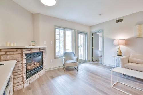 Χώρος καθιστικού στο Highland Hideaway 2BR Condo Pool & Spa Daily