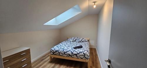- une petite chambre avec un lit et une fenêtre dans l'établissement Le Chatenay - Appartement Angers - WIFI Gratuit, à Angers