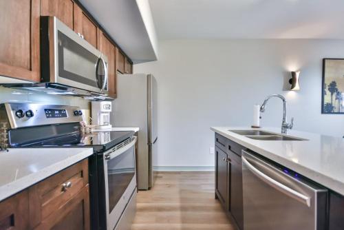 Η κουζίνα ή μικρή κουζίνα στο Highland Hideaway 2BR Condo Pool & Spa Daily