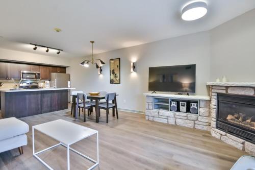 Η κουζίνα ή μικρή κουζίνα στο Highland Hideaway 2BR Condo Pool & Spa Daily