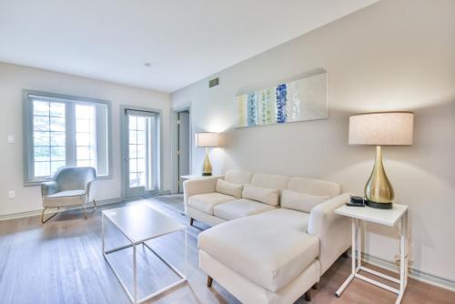 Χώρος καθιστικού στο Highland Hideaway 2BR Condo Pool & Spa Daily