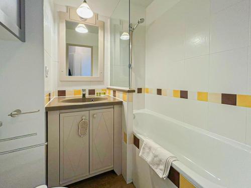 Et badeværelse på Ange Gardien - AC, Parking, Piscine