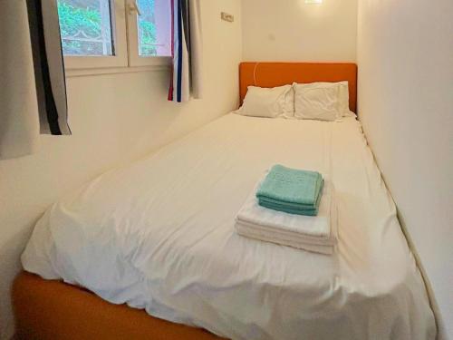 En eller flere senge i et værelse på Ange Gardien - AC, Parking, Piscine