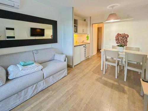 un salon avec un canapé et une table et une cuisine dans l'établissement Ange Gardien - AC, Parking, Piscine, à Villefranche-sur-Mer
