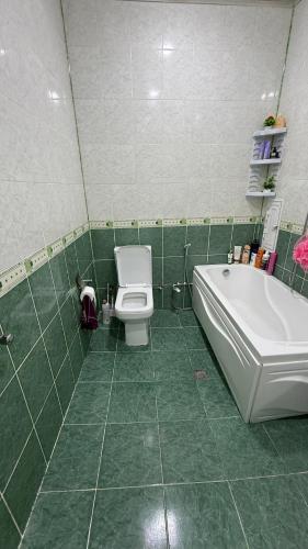 Kvartira tesisinde bir banyo