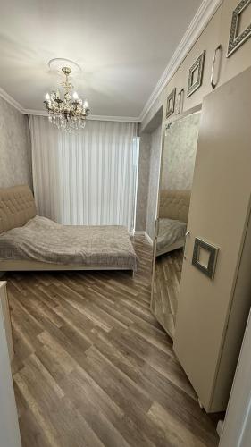 Kvartira tesisinde bir odada yatak veya yataklar