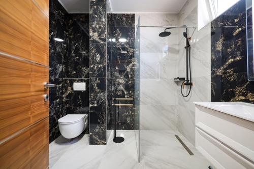 DračanにあるVilla Noaのシャワー、トイレ、洗面台を備えたバスルーム