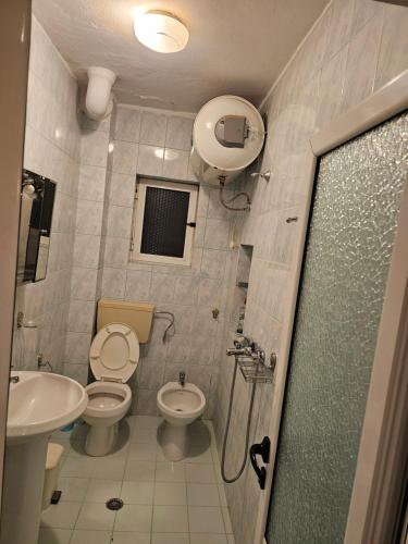 パーメットにあるGuest House Bendoのトイレ、洗面台、シャワー付きのバスルーム