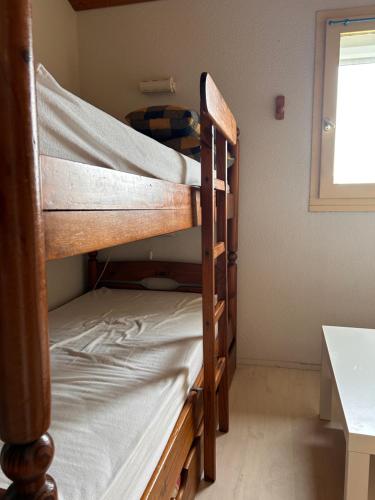 quelques lits superposés dans une chambre dans l'établissement Au balcon de la mer, appartement à Marseillan plage, à Marseillan