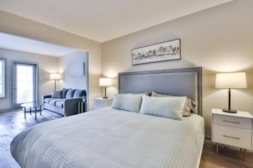 une chambre avec un grand lit et un canapé dans l'établissement Hideaway 2BR Condo Pool & Heated Pool, à Shanty Bay